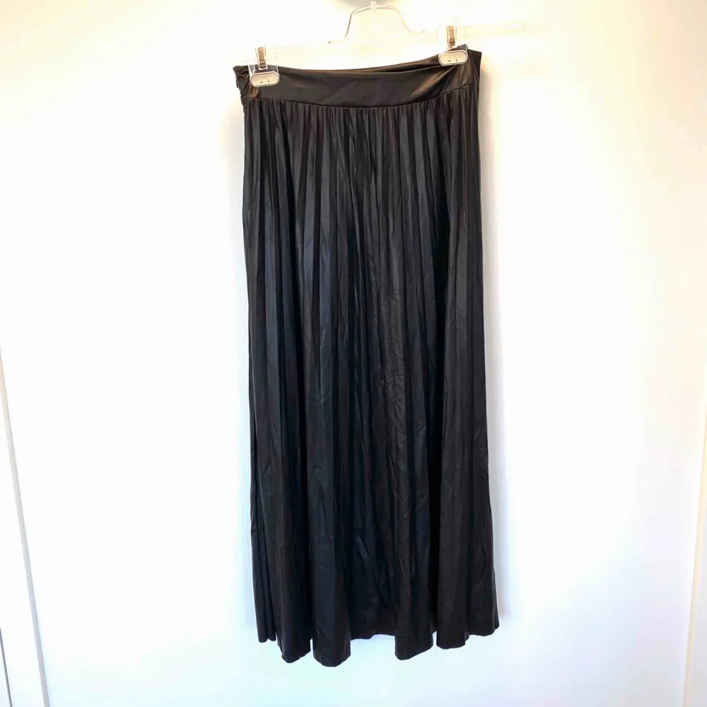 Plisserad kjol i skinneffekt från only, aldrig använd, vid frakt tillkommer 60 kr☺️. Kjolar.