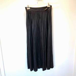 Plisserad kjol i skinneffekt från only, aldrig använd, vid frakt tillkommer 60 kr☺️
