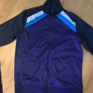  - Tröja me fina färger😍