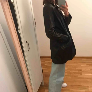  - Supersnygg och trendig skinnjacka! 🥰 har en liten slitning där bak som man ser på sista bilden men det gör den bara mer charmig!❤️
