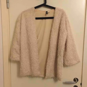  - Fluffig creamvit kofta strl XS från HM Sparsamt använd! Köpare står för ev. Frakt!