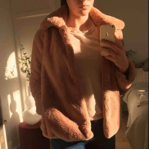  - Jättemysig fluffig jacka. Köpt för 600. Säljer då den blivit lite för liten☹️ Bra skick.  Kolla tredje bilden för att se rätta färgen.💕