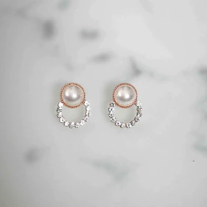 Örhängen  - Fina pärlörhängen med stenar💍 Såklart nya och oanvända. 🤍 Hör av dig vid intresse❄️