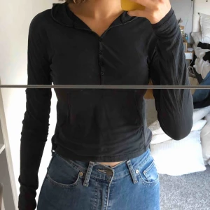  - Topp från J.Lindberg med din knäppning framtill och en luva! Köparen står för frakt 😊