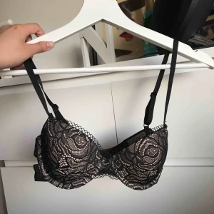  - Superfin beige bh med svart spets strl 70/75 B från Lindex eller hunkemöller. Nät band med cut outs på sidorna, brett spänne. Väldigt få gånger använd. Köpare står för eventuell frakt 22kr 💗⚡️