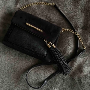  - Rymlig axelremsväska med två smarta fack. Tips för att göra den ännu snyggare är att byta ut axelremmen 🤩 Skickas spårbart och fraktkostnad på 63kr tillkommer 💝