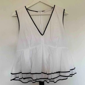  - Storlek L (mer som en M). Använd fåtal gånger! Gullig med rosett man kan knyta på ryggen eller under bysten. Skickas spårbart och fraktkostnad på 63kr tillkommer 💝