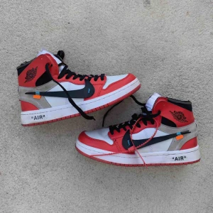  - off-white x Jordan 1 kopia, köpta för ett par månader sen. fint skick, inga defekter möts upp i Stockholm annars står köpare för frakt 