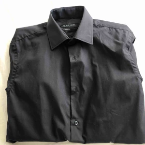  - Svart skjorta från Zara i small slim fit