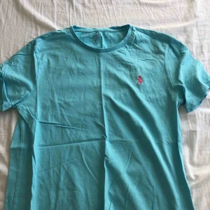  - Turkos T-shirt från Ralph lauren i storlek small Custom fit