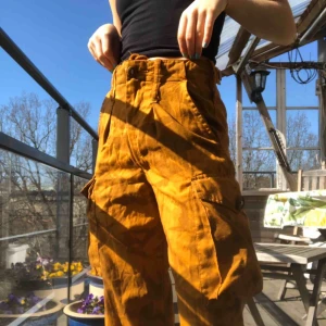  - Supersnygga helt oanvända cargo-byxor från urban outfitters, ska flytta så mycket måste bort! Väldigt mjukt och skönt material samt något stretchiga. Kamouflage mönstrade i olika nyanser åt det bruna hållet.  Nypris: 1200kr