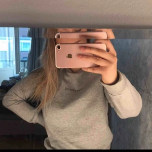  - Säljer en grå Grå sweatshirt som det står ”Team internet”  Det är storlek M och väldigt skönt material. + den är inte mycket använd då den inte är min stil riktigt.