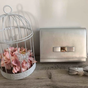  - Snygg ny kuvertväska ✨ •avtagbar axelkedja, aldrig använd. •75 kr 🚭Djurfritt och rökfritt hem 📍Kan mötes upp i Mölnlycke/Göteborg 📦Kan skickas mot fraktkostnad