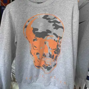 Snygg PHILIP PLEIN sweatshirt! Använt fåtal gånger och säljer nu för att jag inte tycker om stilen längre! Den är unisex  Den skulle säkert sitta snyggt på dig!