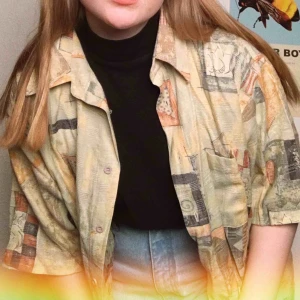  - Oversized fit. Vintage skjorta. Gul/grön/brun. Perfect condition. FRI FRAKT