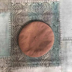  - Säljer min i princip oanvända basker då jag inte har den minsta aaaning hur jag ska bära den. Ljusbrun och passar nog bäst till någon med litet huvud 😆 Betalning via swish innan paketet skickas och frakten (22kr) är inräknad i priset ❤️