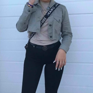  - Skit snygg croppad jeans jacka ifrån H&M, jätte bra skick! (Är lite ljusare än första bilden)