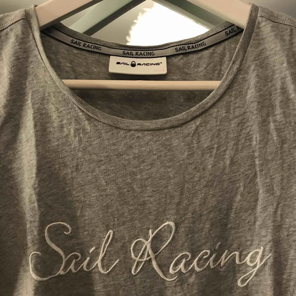 Grå Sail racing t-shirt, använd ca 2 gånger. T-shirts.