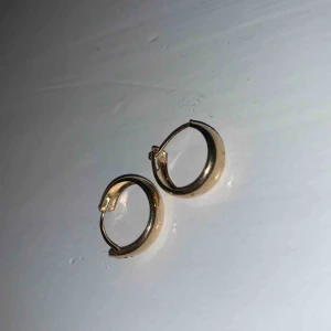  - Örhängen från ur och Penn i 18k guld. Eftersom jag valde att töja öronen strax efter att jag skaffade de så kommer de inte komma till användning.  Köpt för: 1800kr Säljer för: 500kr. Köpare står för eventuell frakt