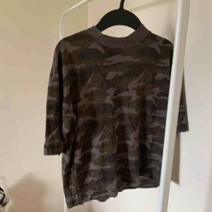  - Kort T-shirt med hög krage. Från Carlings. Knappt använd. Frakt ingår i priset!