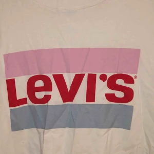  - Pastell Levis t-shirt🤍  Sitter lite som weekday t-shirtsen dvs oversized Skitsnygg men kommer inte till användning tyvärr🤍