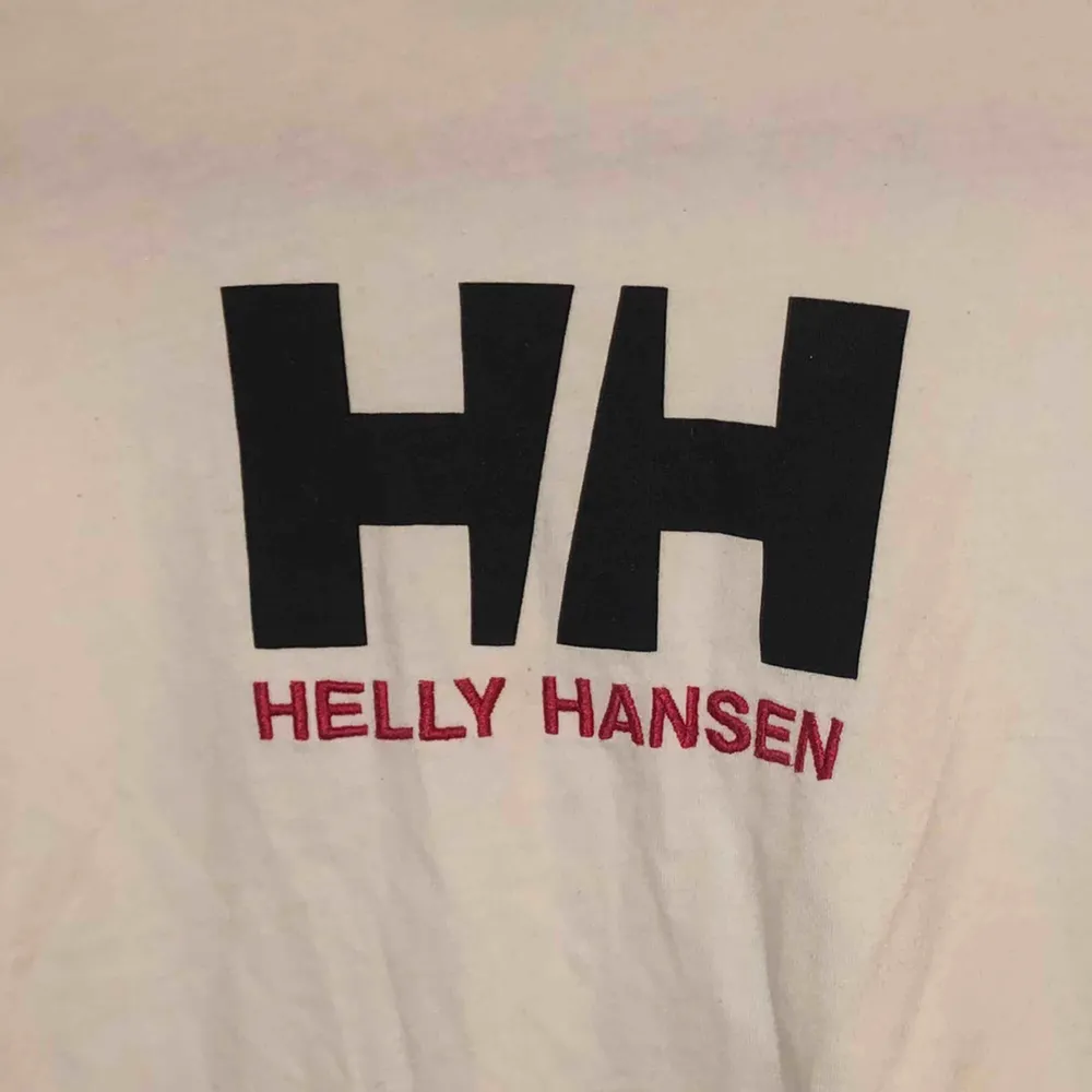 Helt Hansen Orginal t-shirt  Snygg men används för sällan helt enkelt 🤠 inga fel på den alls Köpare står för ev frakt🦋. Skjortor.