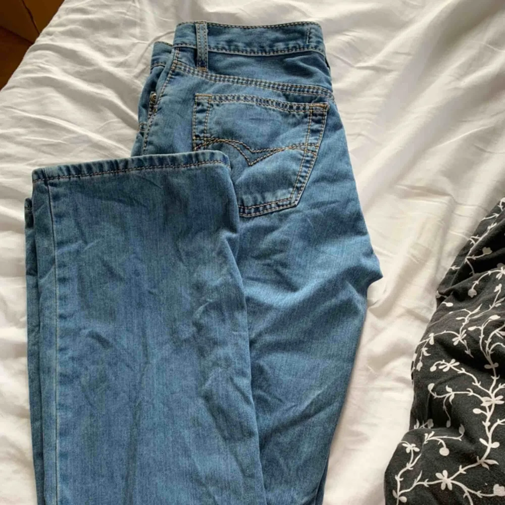 Supersnygga jeans, säljer då de är för långa för mig som är 168.💖💖💖köparen står för frakten eller så möts jag i Stockholm! . Jeans & Byxor.