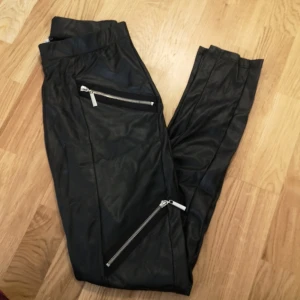 Tights  - Tights i läderimitation från chiara fort i storlek M. Dem är i fint skick men säljes då dem är för mig.. Nypris var kring 369kr