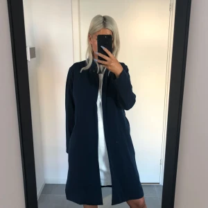  - Trenchcoat i mörkblå färg från Bikbok. Så fin modell men äger två likadana i två storlekar. 