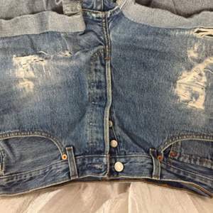 Säljer ett par 501:or Levis jeansshorts i storlek 32, men dem är rätt små i storleken. 