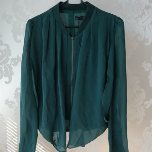  - Blazer i chiffong med dragkedja. Nyskick med etikett på, oanvänd. 