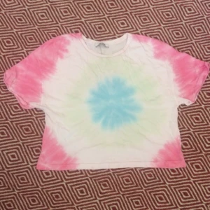  - en croppad t-shirt med ett 70-tals inspererat mönster. är använd ett par gånger bara. frakt   hamnar på 18kr och den står köparen för💌