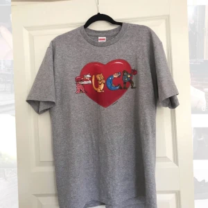  - Supreme Fuck Love (heart) Tee i färgen Heather Grey i jättefint skick, som oanvänd! Original plastpåse och kvitto medföljer. Storlek M men är oversized. Kan mötas upp i Stockholm annars tillkommer frakt.
