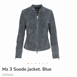  - Säljer min mockajacka från Jofama, Måns Zelmerlöws kollektion i strl 36. Jackan är mörkblå och endast testad, aldrig använd! Ord pris ca 2500kr.    