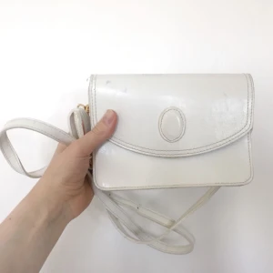  - Väska i äkta läder, band i fuskskinn. Finns lite fläckar på den men inget som stör. 18x12x5cm +36 för frakt