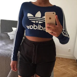  - Oanvänd Adidas-top. Den är i storlek 36. Relativt tight passform, den följer kropupen. Jag är en 38/M och är 169 cm. Köparen står för frakt (54 kr) 📬