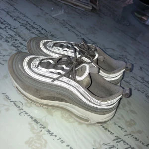  - Nike air max 97. Frakt ingår i priset.  Nypris 1800kr, mitt pris 700! Använda tre gånger utomhus. Säljes pga använder dom inte längre. Tar swish☺️ kan ev mötas upp i Västerås 