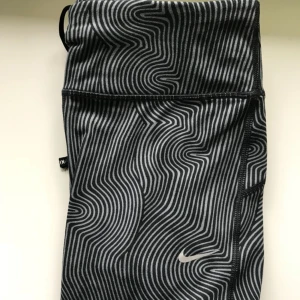  - Coola, helt oanvända knälånga träningstights med en liten ficka med dragkedja på rumpan.  Likadana byxor som de röda men bara annan färg, flera bilder finns också på den annonsen.  Betalning sker via swish och vi delar på frakten!