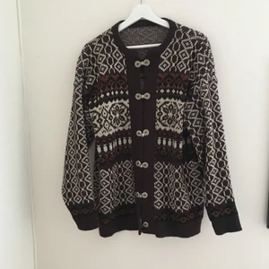  - Mysig kofta från Skottland med fina detaljer. Varm och lite oversized i modellen. Knappt använd men köpt i en vintage butik. Obs en knapp saknas längst ner. 