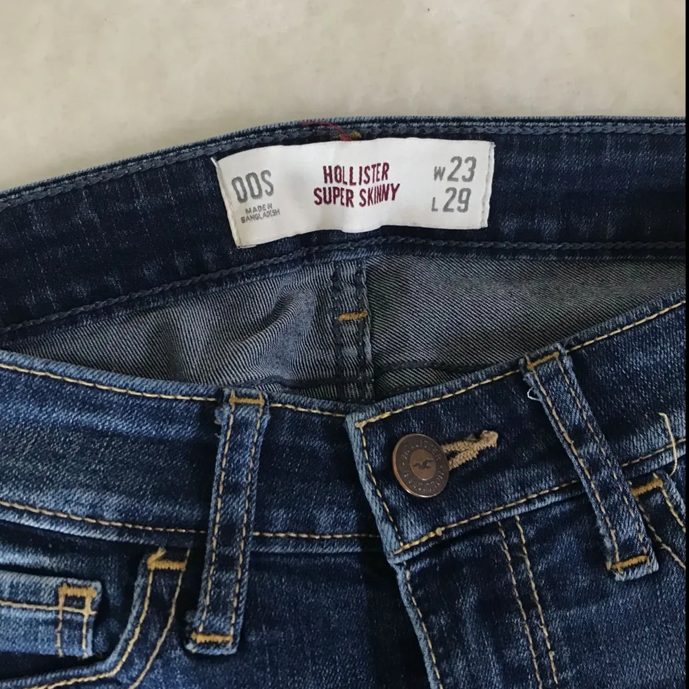 Supersnygga, stretchiga och sköna mörkblå jeans från Hollister 😊 Använda ett fåtal gånger men ser som nya ut. De är i storlek 00s eller 23/29, jag har vanligtvis XS och de passar perfekt. Säljer för 149kr + frakt, tar swish. . Jeans & Byxor.