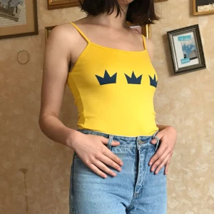  - Reppa sverige, ironic eller ej i detta tre kronor-linne. Superkul t.ex. när man reser! Stretchigt så passar flera storlekar. Möts upp i gbg, annars betalar köparen frakten🌜🌚🌞🌻