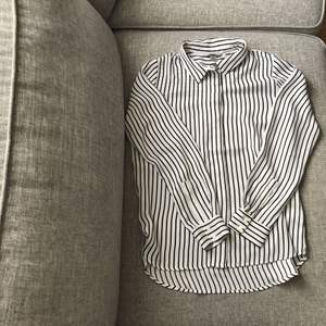 Svart/vit randig skjorta från H&M. Använd 2-3 gånger. Köparen står för frakt 🌸