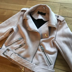  - Superfin mockajacka från Zara som är babyrosa med silvriga detaljer, knappt använd! Köparen står för frakten🌸
