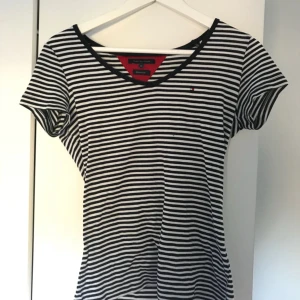  - Snygg och stilren t-shirt från Tommy Hilfiger, är en storlek M men passar mig som vanligtvis har XS/S