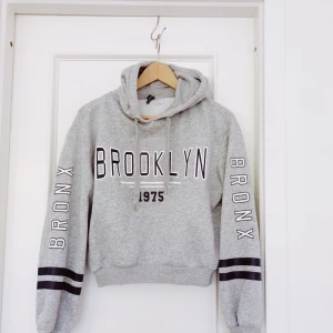  - Kort hoodie. Aldrig använd - nyskick. Köparen står för frakt. ❤️15% av alla köp går till välgörenhet❤️ Säljs pga brist på plats i garderob.