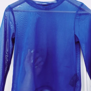  - Svinballt genomskinlig blå långtröja. Mycket stretch. Aldrig använd - nyskick. Köpare står för frakt. ❤️15% av alla köp går till välgörenhet❤️