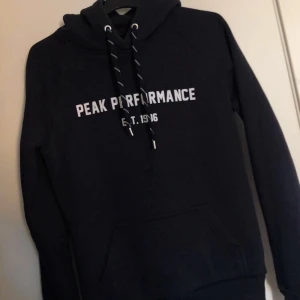  - Peak performance hoddie i fint skick. 350kr och frakt ingår. Tar swish☺️