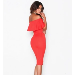  - Röd klänning  Mitt nr: 0722809318 Smsa om du är intresserad