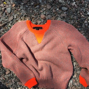  - Stickad tröja från Marc by Marc Jacobs.  Nyskick! Märkt som storlek L men jag bedömer den som en M. Betalning via swish och en fraktkostnad på 79kr