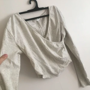  - Urringad grå topp köpt i affär i Göteborg ✨  Frakt 29kr 